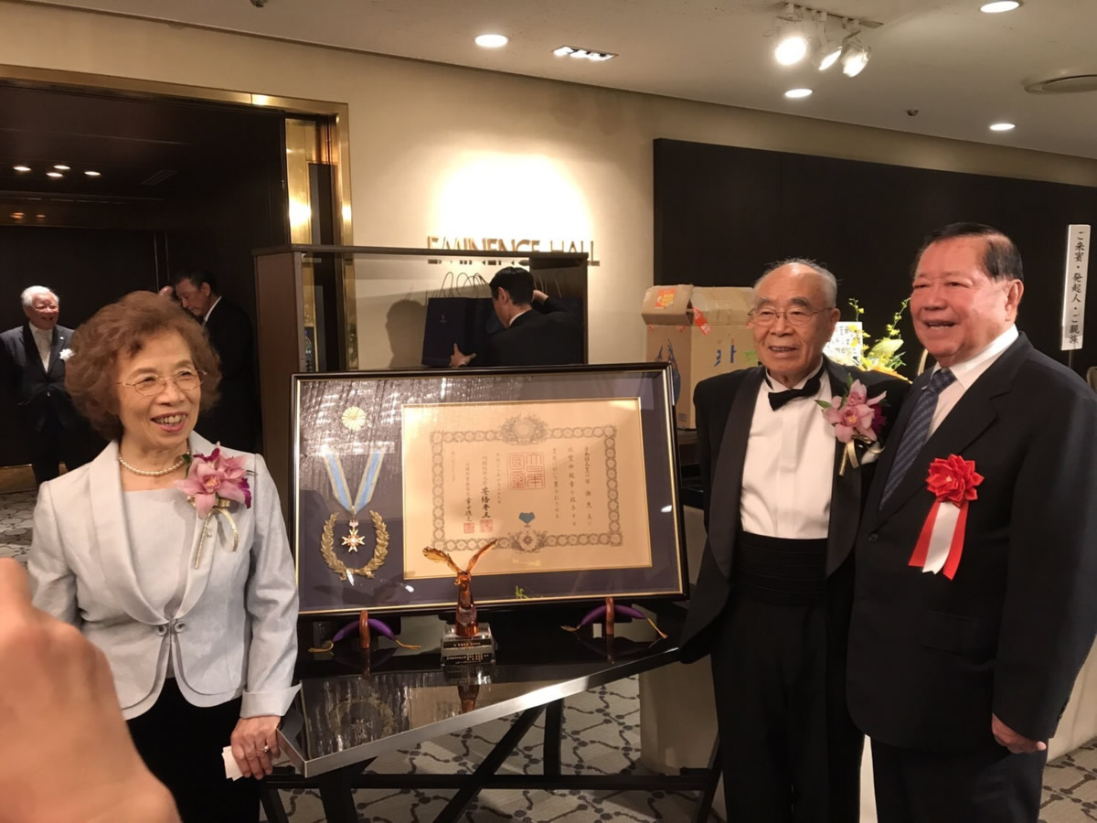 百瀨惠夫講座教授(右二)與夫人(左)邀請許文志創辦人在日本天皇頒授的獎章前合影