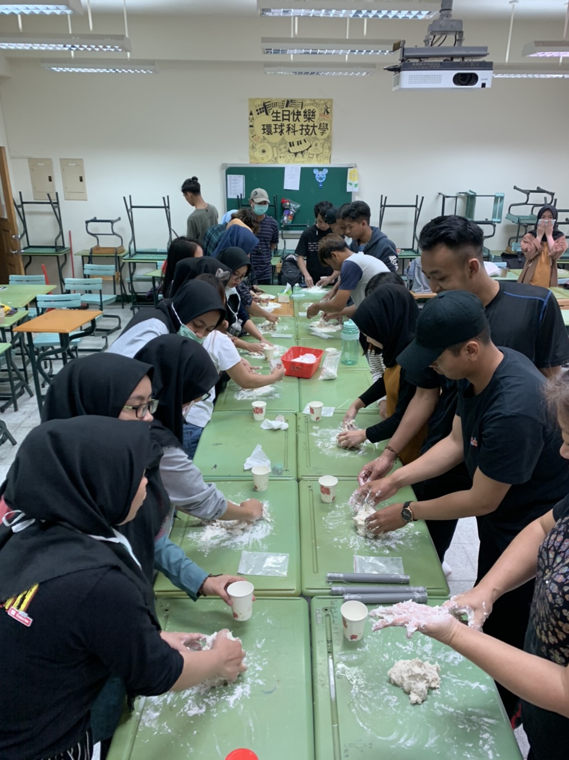 印尼學生手做蔥油餅組圖共6張