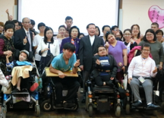 本校在12月12舉辦「生命光輝 感恩餐會」邀請校內身障生與師長、父母、協助同學參與的活動照片