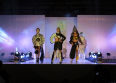 時尚造型設計系海青班於12月18日傍晚舉行「顛倒的宇宙」時尚畢業展演的活動照片